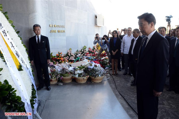 Chinese Vice President Li Yuanchao, who is acting as Chinese President Xi Jinping's special envoy, lays a wreath to late Cuban revolutionary leader Fidel Castro on behalf of Xi, at Jose Marti Memorial in Havana, Cuba, on Nov. 29, 2016. (Photo��Xinhua/Joaquin Hernandez)