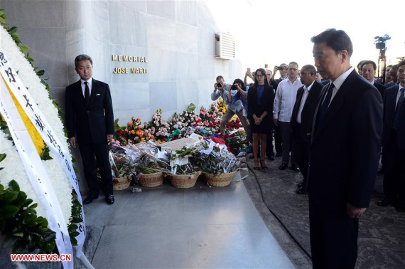 Chinese Vice President Li Yuanchao, who is acting as Chinese President Xi Jinping's special envoy, lays a wreath to late Cuban revolutionary leader Fidel Castro on behalf of Xi, at Jose Marti Memorial in Havana, Cuba, on Nov. 29, 2016. (PhotoXinhua/Joaquin Hernandez)