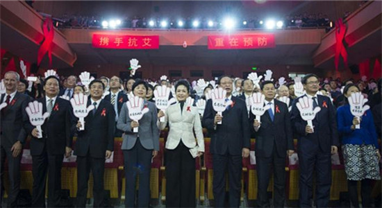 First lady Peng Liyuan (middle, first row) in a group photo at an event ahead of the 29th World AIDS Day, at Beijing University of Aeronautics and Astronautics in November 2016. (Photo/gov.cn)