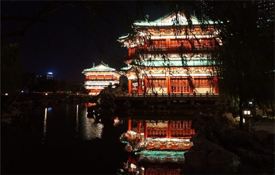 The reconstructed Tengwang Pavilion helps light up Nanchang in bright red and green. (Photo by Rosemary Bolger/chinadaily.com.cn)