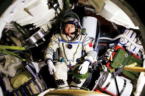 Chinese astronaut Yang Liwei sits in the module of Shenzhen 5 spaceship. (File photo/China.org.cn)