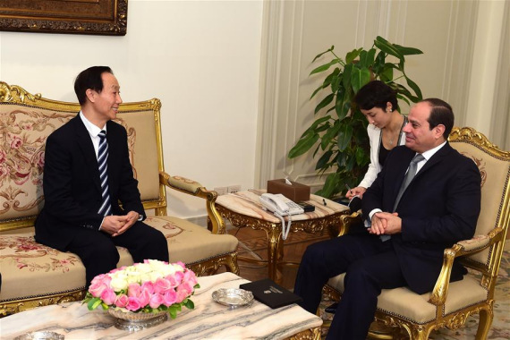 Wang Jiarui (L), vice chairman of the National Committee of the Chinese People's Political Consultative Conference, meets with Egyptian President Abdel Fattah al-Sisi in Cairo, Egypt, on Dec. 1, 2016. (Photo: Xinhua/Zhao Dingzhe)