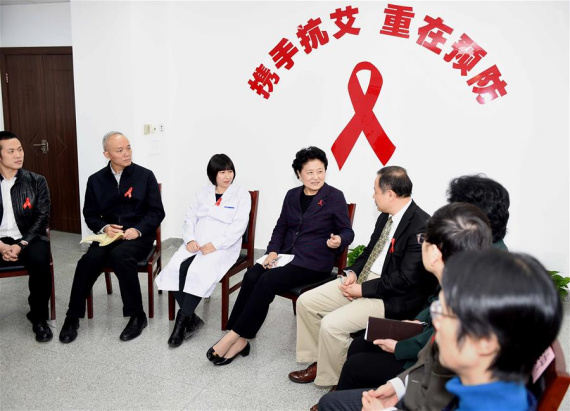 Chinese Vice Premier Liu Yandong (4th L) visits the center for disease prevention and control of Chaoyang District in Beijing, capital of China, Dec. 1, 2016. (Photo: Xinhua/Li Tao)