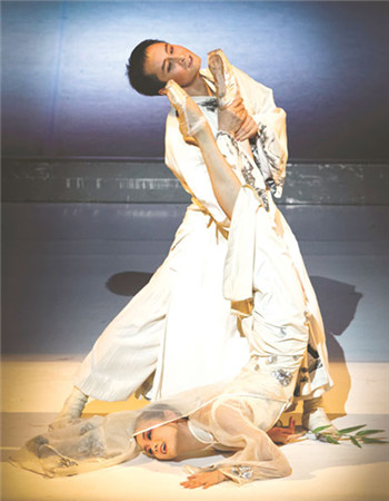 Wang Qimin and Li Jun perform with the National Ballet of China during its return to the London stage this week. (NATIONAL BALLET OF CHINA/CHINA DAILY)