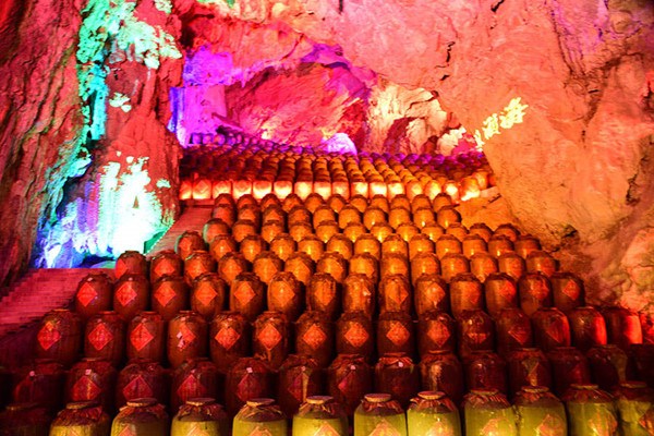 A view of Chinese spirits stored in Dongtianjiuhai, a famous baijiu storage cave, in Nandan, South China's Guangxi Zhuang autonomous region, on Dec. 3, 2016. (Photo/chinadaily.com.cn)