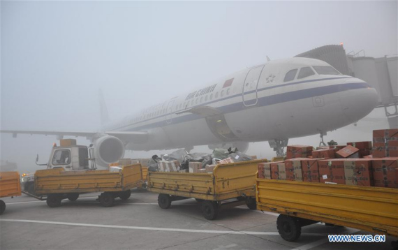 An airliner is seen in fog at Chengdu Shuangliu International Airport in Chengdu, capital of southwest China's Sichuan Province, Dec. 4, 2016. Heavy fog here stranded over 10,000 passengers on Sunday. (Photo/Xinhua)