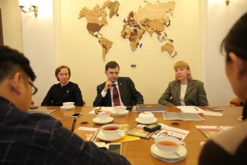 Chinas media group conducts interview in Saint Petersburg State University. (Photo/CNTV)