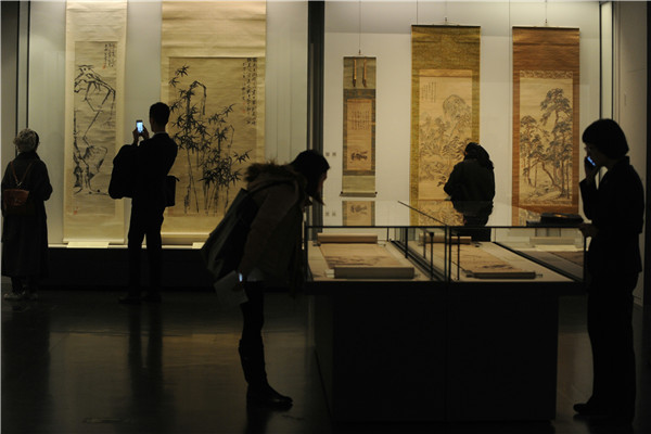 Visitors at the ongoing exhibition The Oriental Art of Painting at the National Museum of China. (Photo by JIANG DONG/CHINA DAILY)