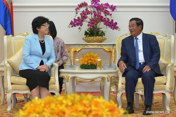 Cambodian Prime Minister Samdech Techo Hun Sen (R) meets with Li Bin, minister in charge of China's National Health and Family Planning Commission, in Phnom Penh, Cambodia, Dec. 6, 2016. (Photo: Xinhua/Sovannara)
