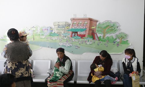 Parents line up outside the pediatrics department in Tibet People's Hospital in Lhasa in June. (Photo/GT)