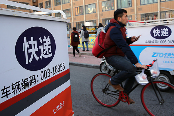 Express-delivery tricycles with eight-digit registration numbers are seen in Beijing on Dec 2, 2016. (Photo/China Daily)