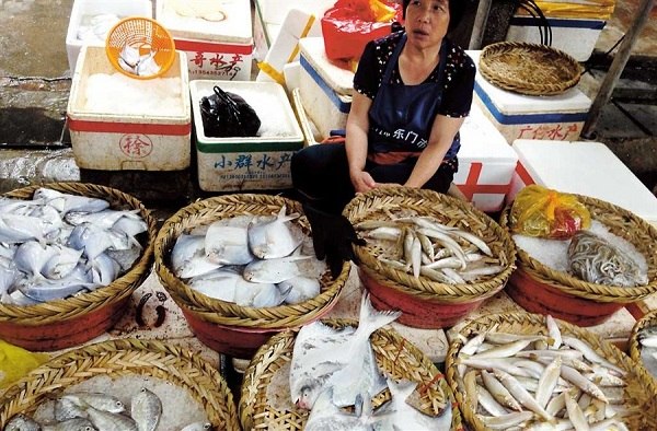 A vendor at the Dongmen Market offers an array of exotic seafood. It’s a lively market to stroll through, with the tang of the sea in the air.(Wing Tan)