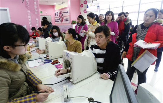 Pregnant women line up for health checks at Jinan Maternity and Child Care Hospital in Jinan, Shandong province, in March. Thirty percent of mothers-to-be visiting the hospital are expecting their second child, according to hospital sources. (Zhao Xiaoming / Xinhua)