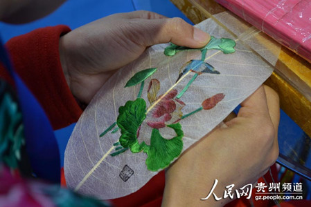 Ethnic Miao woman embroiders on leaves. (Photo/people.com.cn)