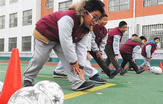Students attend a soccer training session at a primary school in Lianyugang, Jiangsu province, in November.(Geng Yuhe / For China Daily)