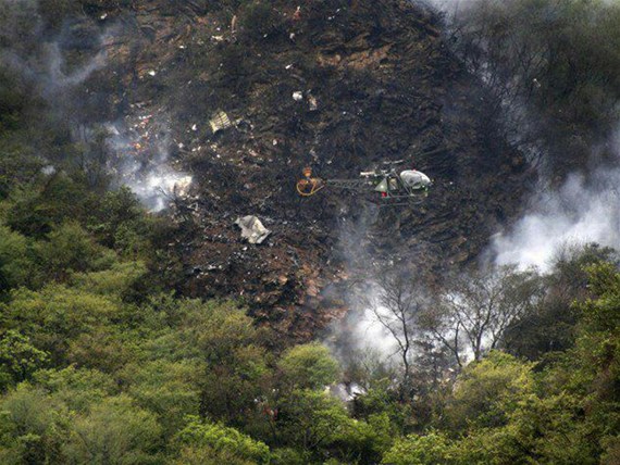 Photo taken on Dec. 7, 2016, shows a helicopter flying over the site of a plane crash in northwest Pakistan's Havelian. (Photo: Xinhua/Stringer)