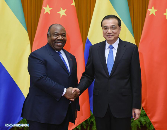 Chinese Premier Li Keqiang (R) meets with President of the Republic of Gabon Ali Bongo Ondimba at the Great Hall of the People in Beijing, capital of China, Dec. 8, 2016. (Photo: Xinhua/Xie Huanchi) 