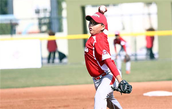 An Indonesian pitcher fires a strike at the opening match between China and Indonesia during the 9th Asian U12 Baseball Championship in Zhongshan, Guangdong province, on Friday. The flagship event of the Baseball Federation of Asia, held every two years, attracted eight teams from the Chinese mainland, Japan, South Korea, Indonesia, India, Pakistan, Taiwan and Hong Kong. (Photo by Qiu Quanlin / China Daily
