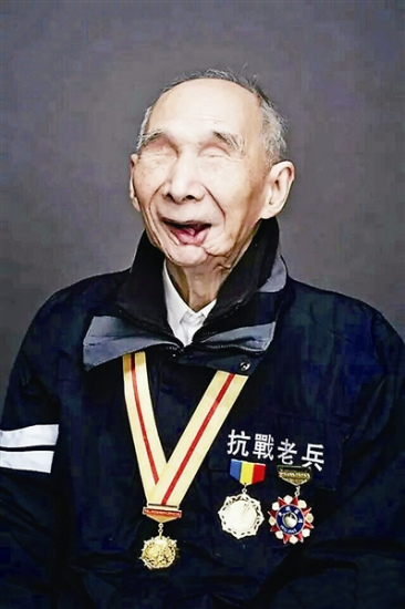 Qian Jianmin pose in uniform wearing badges. (Photo from web)