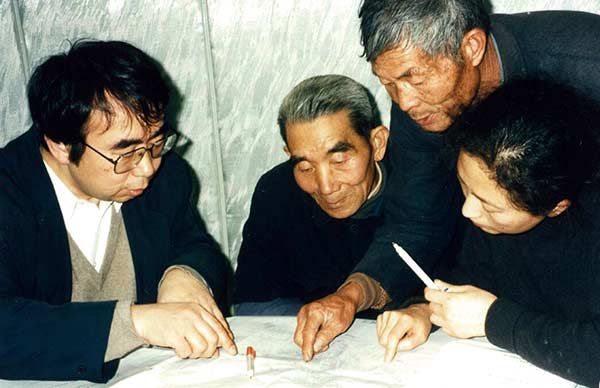 With Wang Xuan (right) as his interpreter, Keiichiro Ichinose (left) collects testimony from victims of germ warfare in Zhejiang province. Photo provided by ICHINOSE