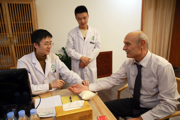 Milan Bacevic, Serbian ambassador to China, experiences TCM diagnosis at TCM Health Day For Ambassadors in Beijing, Dec 12, 2016. (Zou Hong/China Daily)