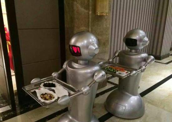 Robot serve meals at a restaurant. (Photo/People's Daily Online)
