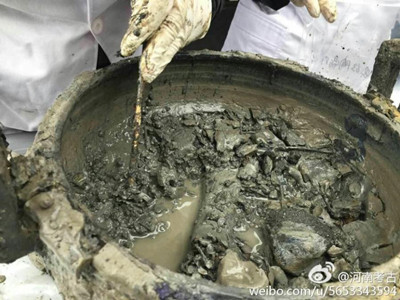 Archaelogists recently uncovered an ancient bowl of beef soup at a tomb site in central China's Henan province. At the excavation site, the crew discovered a giant tripod bowl filled with broth, in which bones were clearly visible. Upon further investigation, experts concluded that the pot contained boiled beef forelimbs. (Photo/Weibo)