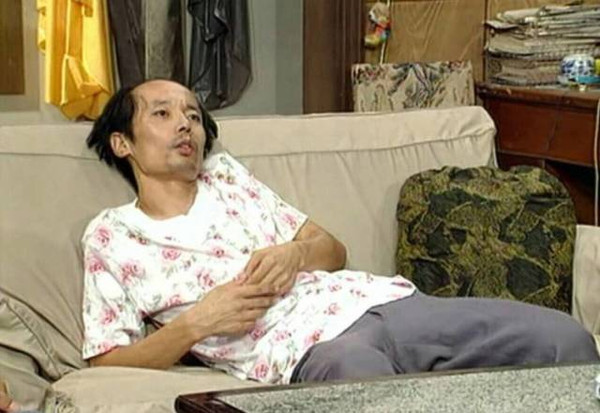 The original posture of Ge You slouching features actor Ge You in a sofa when he performs in a sitcom. (Photo from web)
