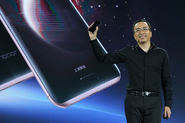Zhao Ming, president of Honor, shows the latest smartphone, Honor Magic, at Friday's release. (Photo provided to China Daily)