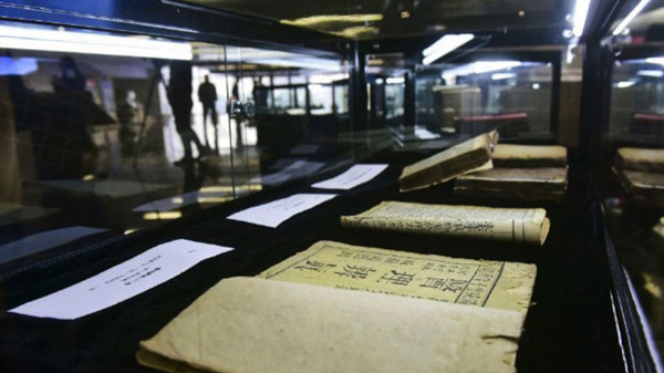 Ancient books displayed in Chen Guangwei's private library. (Photo/China Daily)