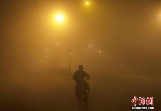 A citizen rides a bicycle in Beijing. (Photo/Chinanews.com)