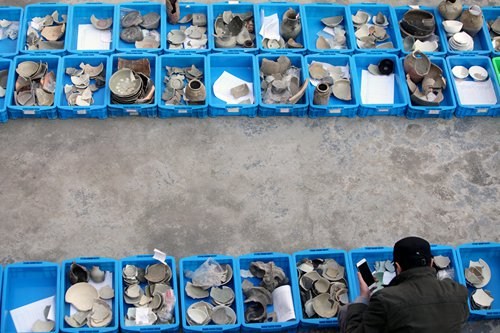 Archeological staff excavate and examine unearthed relics at the Qinglong site. More than 6,000 pieces of intact and recoverable ceramic wares and over 100,000 pieces of broken ceramics have been discovered at the site so far. (Photos: Yang Hui/GT)