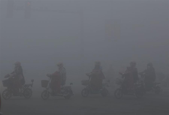 Photo taken on Dec. 19, 2016 shows the street view of Caoxian County shrouded in smog, east China's Shandong Province. Severe smog continued to shroud northern China and even worsened late Monday, disrupting life in dozens of cities. (Photo/Xinhua)