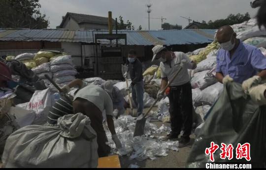 Police raided a dump site in Nanjing where tons of medical wastes were stored to be traded. (Photo/China News Service)