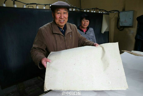 Liu Xiaodong shows panda poop paper. (Photo/Weibo)