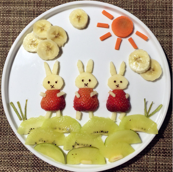 A creative fresh fruit platter made by Ji. (Photo provided to China.org.cn)