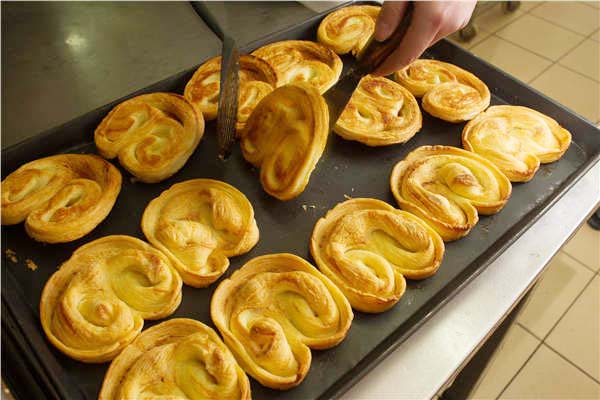 Butterfly-shaped, sugar-sprinkled cookies are widely enjoyed in Shanghai, especially when they come fresh out of the ovens. Gao Erqiang / China Daily