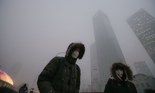 As the choking smog in Beijing causes health problems, both mentally and physically, many highly educated employees and entrepreneurs are leaving the city, resulting in economic and talent loss. (Photo: Li Hao/GT)