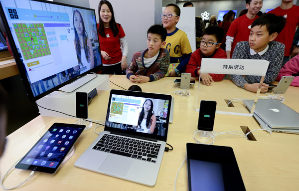 Teenagers take part in the Hour of Code workshop on Dec 11, 2014 at the Apple Store of Xidan Joy City in downtown Beijing. (Photo provided to chinadaily.com.cn)