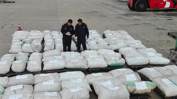 Shanghai Customs officers inspect pangolin scales. They seized 3 tons of endangered pangolin scales in one find.(Ti Gong)