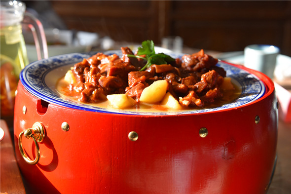 Braised camel meat in brown sauce (Photo by Zhang Xingjian/chinadaily.com.cn)