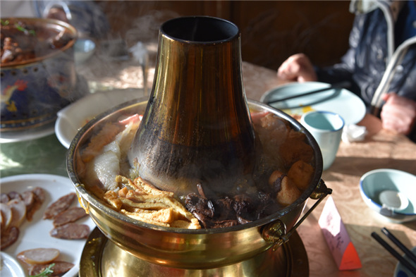 Manchu-style hotpot (Photo by Zhang Xingjian/chinadaily.com.cn)
