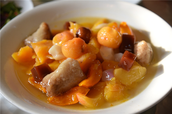 Jinyu Mantang, sweet vegetables, fruit and dumplings served in jelly (Photo by Zhang Xingjian/chinadaily.com.cn)