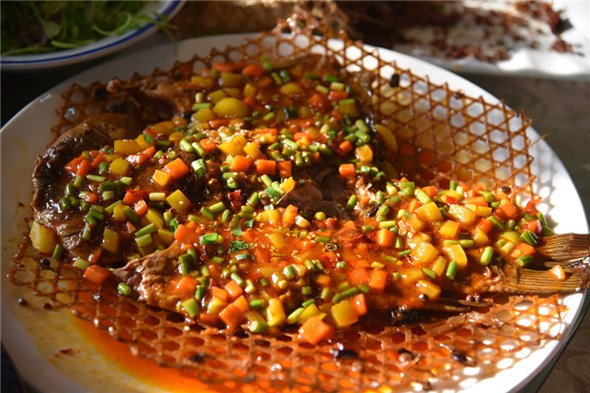 Braised and fried crucian, a common type of carp (Photo by Zhang Xingjian/chinadaily.com.cn)