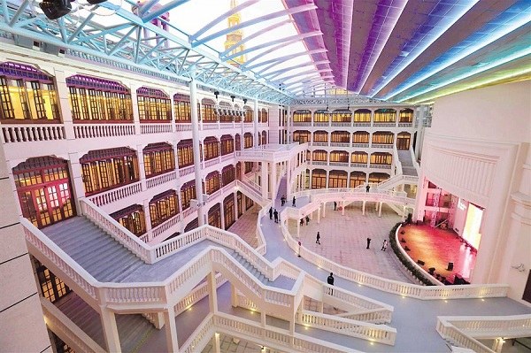 A peek at the inside of the restored and much loved Shanghai Dashijie. The amusement center, which closed in 2003, reopened to invited guests yesterday.(Wang Rongjiang)