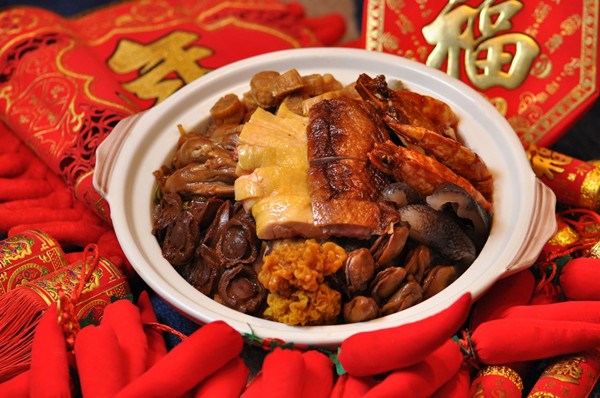 Poon choi, the main dish on Cantonese dinner tables on the eve of Chinese New Year. (Photo provided to chinadaily.com.cn)