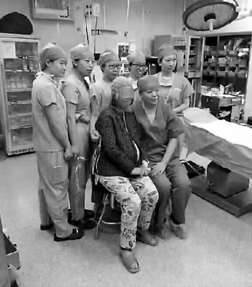 A group photo of the 64-year-old pregnant woman and the medical staff at the delivery room of the Second Hospital of Jilin University, in Changchun, Jilin province, Dec 28, 2016. (Photo/Sina Weibo)