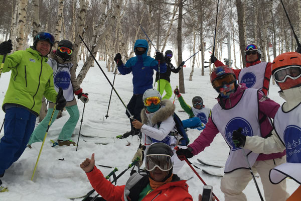 Learners ski at a resort. (Watteen Smith/For China Daily)