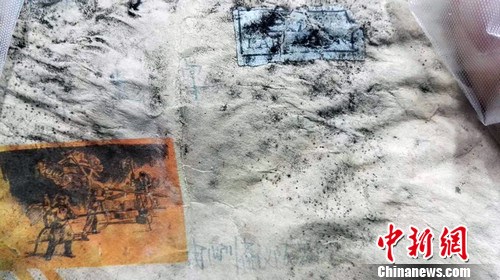 An envelope discovered in the bag of the late geologist. (Photo: China News Service/Luo Yunpeng)