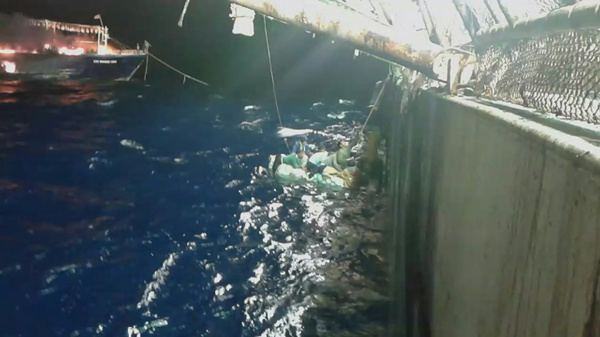 Crew members onboard the Mingxing rescue sailors from the Nianni 588. (Photo provided to chinadaily.com.cn)